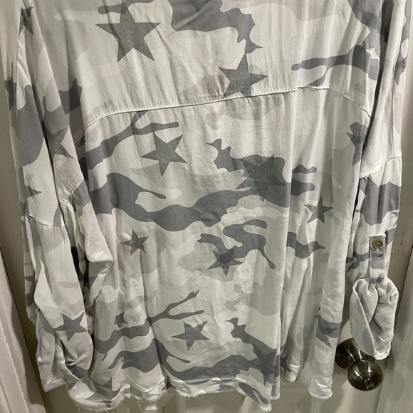 Cute distressed camouflage button up top! Made in Italy’ - Picture 8 of 9